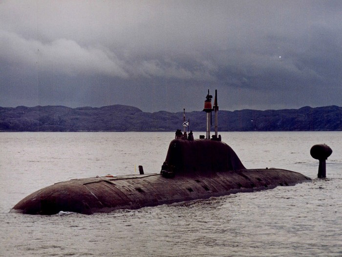 Chuyên gia phân tích của hải quân Mỹ N. Polmar tại cuộc họp của Quốc hội Hoa Kỳ năm 1997 khẳng định: “Tàu ngầm hạt nhân Akula cải tiến, chế tạo trong những 1990, sớm cho thấy rằng Liên Xô đã vượt qua Hải quân Hoa Kỳ trong một số khía cạnh về khả năng giảm độ ồn của tàu. Nó êm hơn so với tàu ngầm tấn công mới nhất của chúng ta là Los Angeles cải tiến".